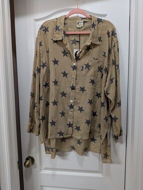 NWT Women's Beige Star Burst Print Button-Down Shirt